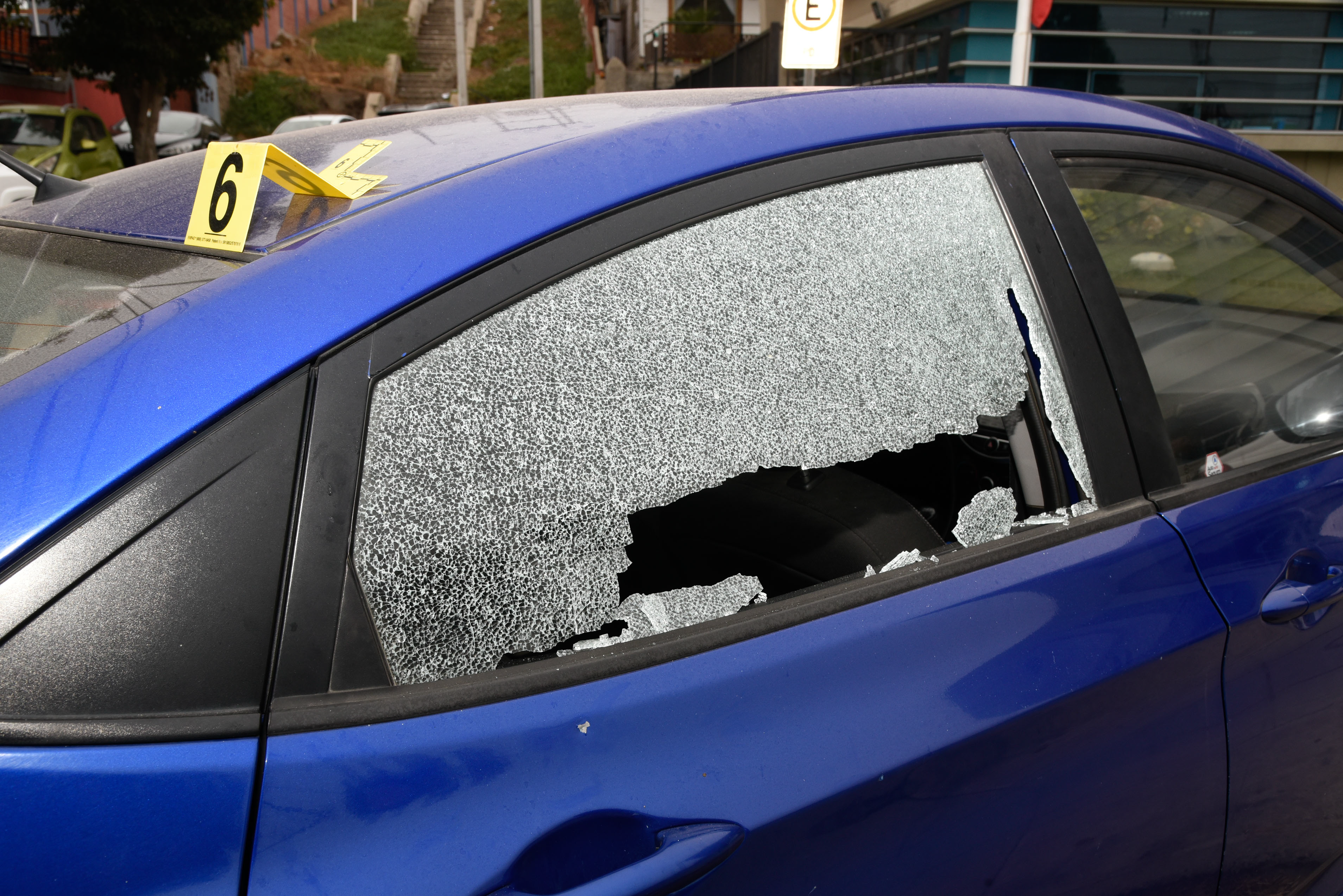 Auto afuera del cuartel PDI