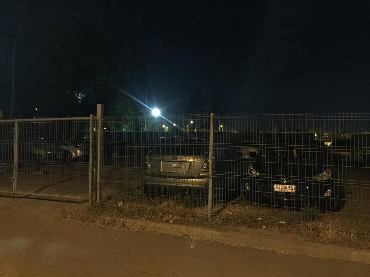 Uno de los tres autos sin patente que este medio observó en el estacionamiento de la 51° Comisaría de Pedro Aguirre Cerda. Foto: Interferencia