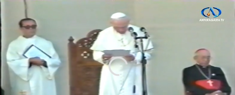 Oviedo junto al Papa Juan Pablo II, durante su visita a Chile.