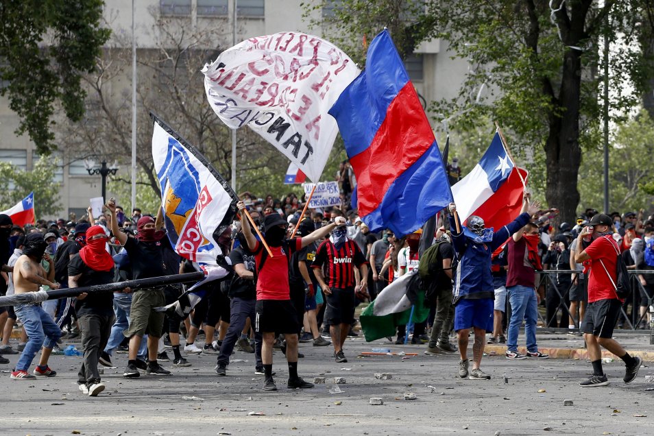 Barristas de ambos equipos en la 'Plaza de la Dignidad'. (AtonChile)