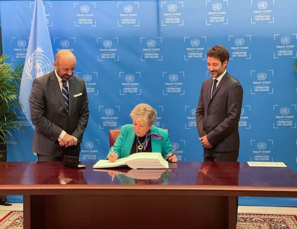 La canciller de México, Alicia Bárcena, firma el Acuerdo BBNJ.