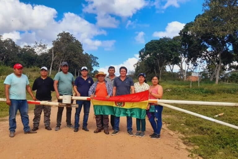 Representantes de instituciones cívicas y pobladores urbanos decidieron bloquear las vías en Lomerío contra la autonomía indígena. Foto: Agencia de Noticias Digital SA Representantes de instituciones cívicas y pobladores urbanos decidieron bloquear las vías en Lomerío contra la autonomía indígena. Foto: Agencia de Noticias Digital SA