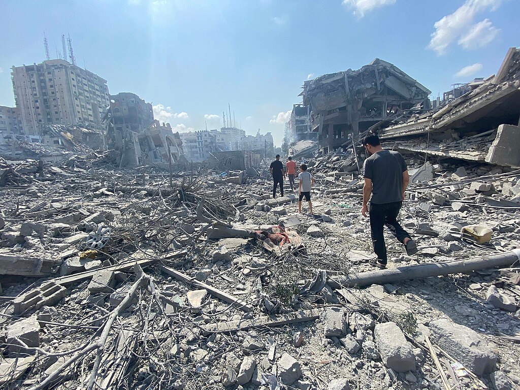 Daños tras un ataque aéreo israelí en la zona de El-Remal en la ciudad de Gaza. (Foto: WAFA).