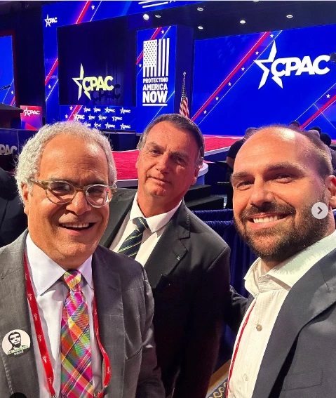 Jair Bolsonaro, Eduardo Bolsonaro y Charlie Gerow, presidente de la ACU, en la CPAC 2023, en Estados Unidos.