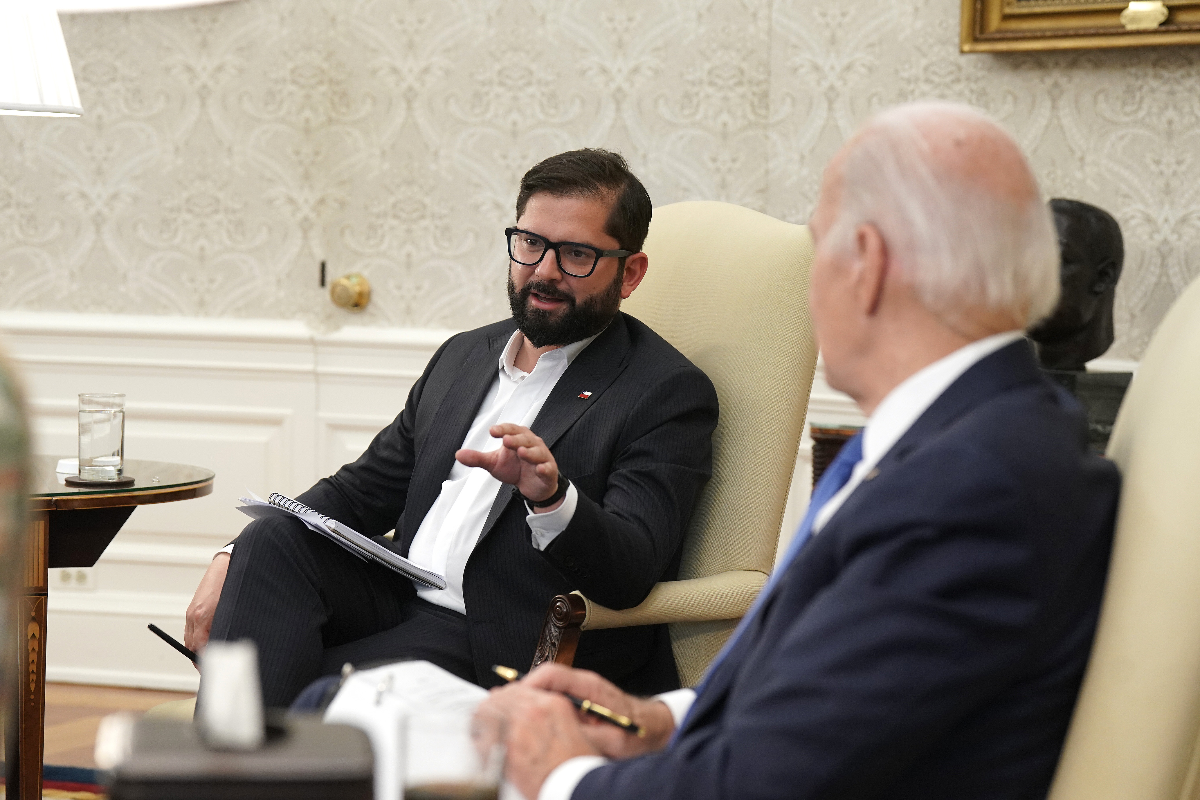 Gabriel Boric conversa con Joe Biden en el Salón Oval. Boric y Biden
