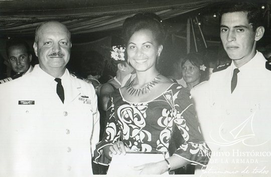 Roberto Kelly a la izquierda cuando aún estaba en la Armada. Roberto Kelly a la izquierda cuando aún estaba en la Armada.