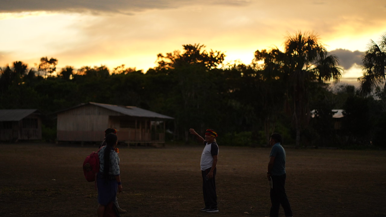 Atardecer en Mashientz, dirigentes de la Nacionalidad Achuar del Ecuador (NAE) se despiden al finalizar la reunión de sociialización del acuerdo con Socio Bosque. Foto: Sebastián Espín / Conservación Internacional Ecuador