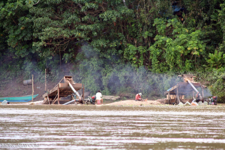 Caja de agua utilizada para la extracción de oro en la cuenca de Madre de Dios. Foto: Rhett A. Butler
