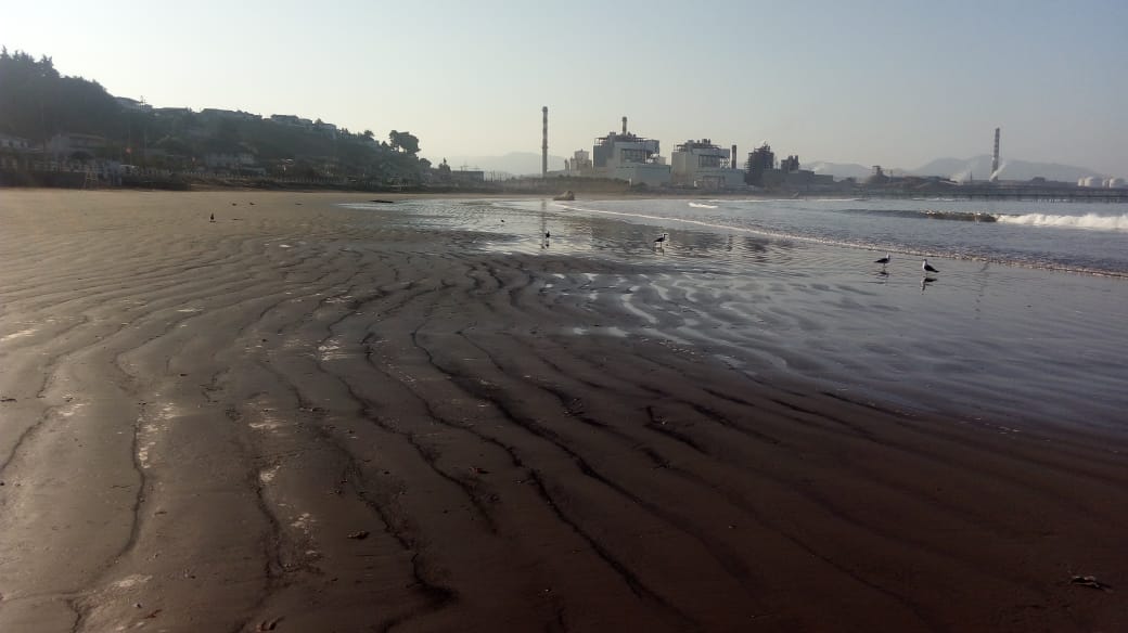 El Parque Industrial Ventanas, transformó las comunas de Quintero-Puchuncaví en una Zona de Sacrifico ambiental. Los últimos episodios de intoxicación masiva son sólo la punta del iceberg de una catástrofe que se arrastra por décadas. El Parque Industrial Ventanas, transformó las comunas de Quintero-Puchuncaví en una Zona de Sacrifico ambiental. Los últimos episodios de intoxicación masiva son sólo la punta del iceberg de una catástrofe que se arrastra por décadas.