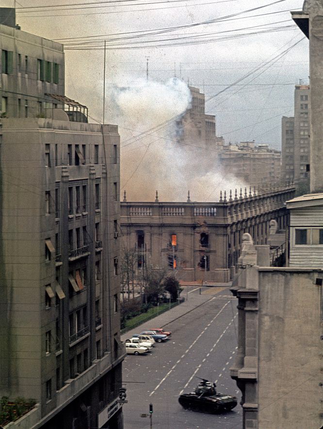 Calle Teatinos, La Moneda incendiándose después del bombardeo. Foto de Horacio Villalobos Calle Teatinos, La Moneda incendiándose después del bombardeo. Foto de Horacio Villalobos