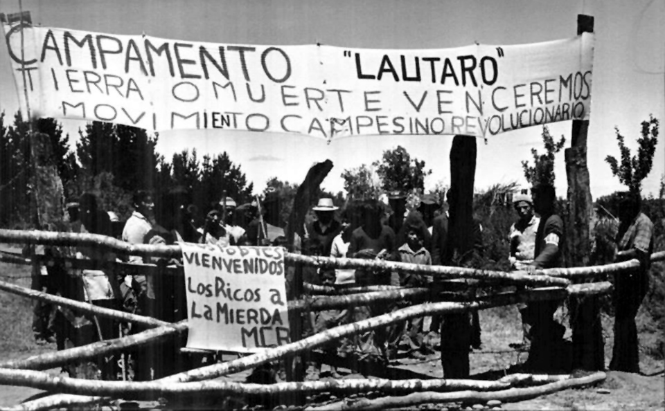 Campesinos del MIR en una toma de fundo. 