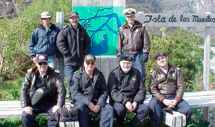 contralmirante Fernando Gaete, el capitán de navío Juan Brito, los comandantes de los submarinos “Thomson” y “O’Brien”, capitanes de fragata Jorge Anguita y Roberto Saldivia, el capitán de corbeta Cristián Figari y el subteniente Agustín Edwards. (Armada)