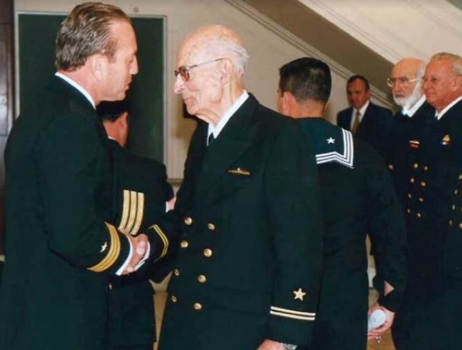 En septiembre del 2002, el recién ascendido teniente segundo RNY Ernesto Ayala es felicitado por el comandante de la Compañía, capitán de fragata Allan Youlton Bascur. (Fuente: Armada).