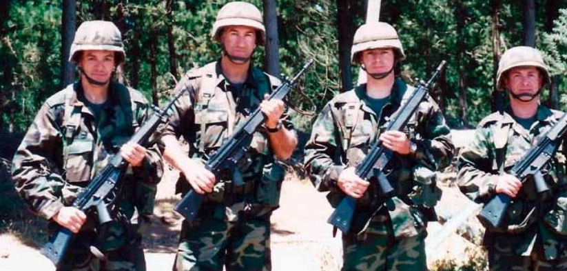 Alumnos del primer curso de Combatiente Básico Anfibio efectuado en el destacamento IM “Aldea” de Talcahuano, guardiamarinas Nicolás Ibáñez, Carlos Sánchez, Cristóbal Lira y Jorge Grez, enero de 1998. (Fuente: Armada).