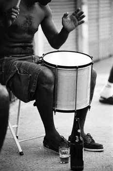 La música, único pasatiempo de los más pobres. La música, único pasatiempo de los más pobres.