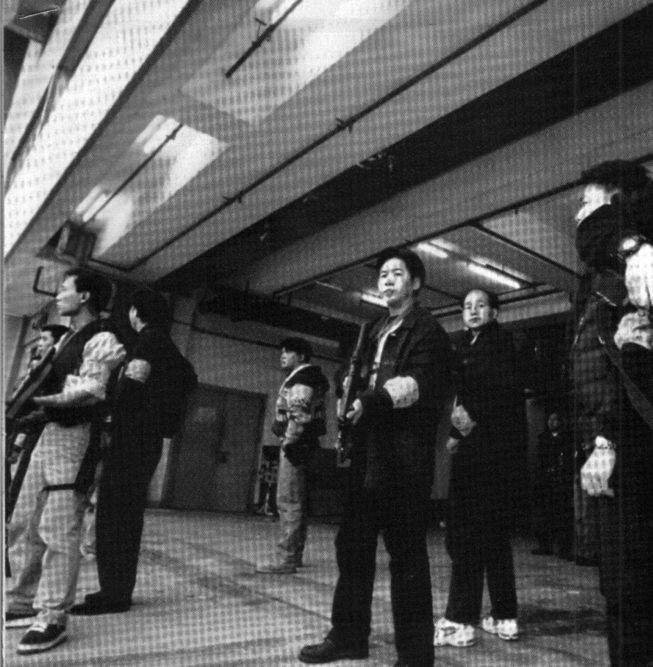 Policías protegen los juzgados de Hong Kong. Policías protegen los juzgados de Hong Kong.