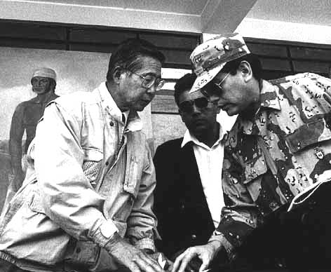 Fujimori y uno de sus asesores militares. Fujimori y uno de sus asesores militares.