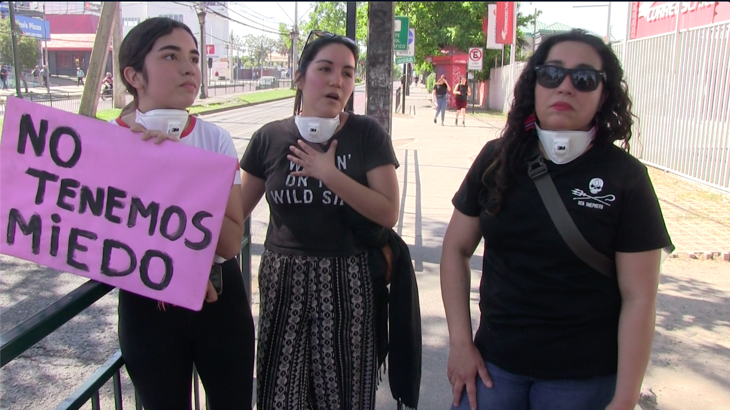 Familia de Maipú reclamando por el uso excesivo de lacrimógenas.