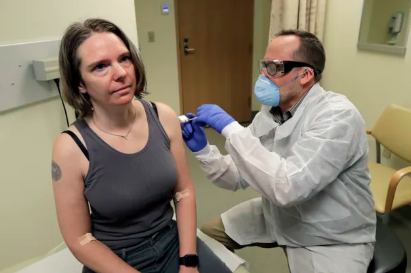 Jennifer Haller, de Seattle, Washington, recibe la primera inyección de una vacuna experimental fabricada por Moderna, 16 de marzo de 2020. AP Photo/Ted S. Warren