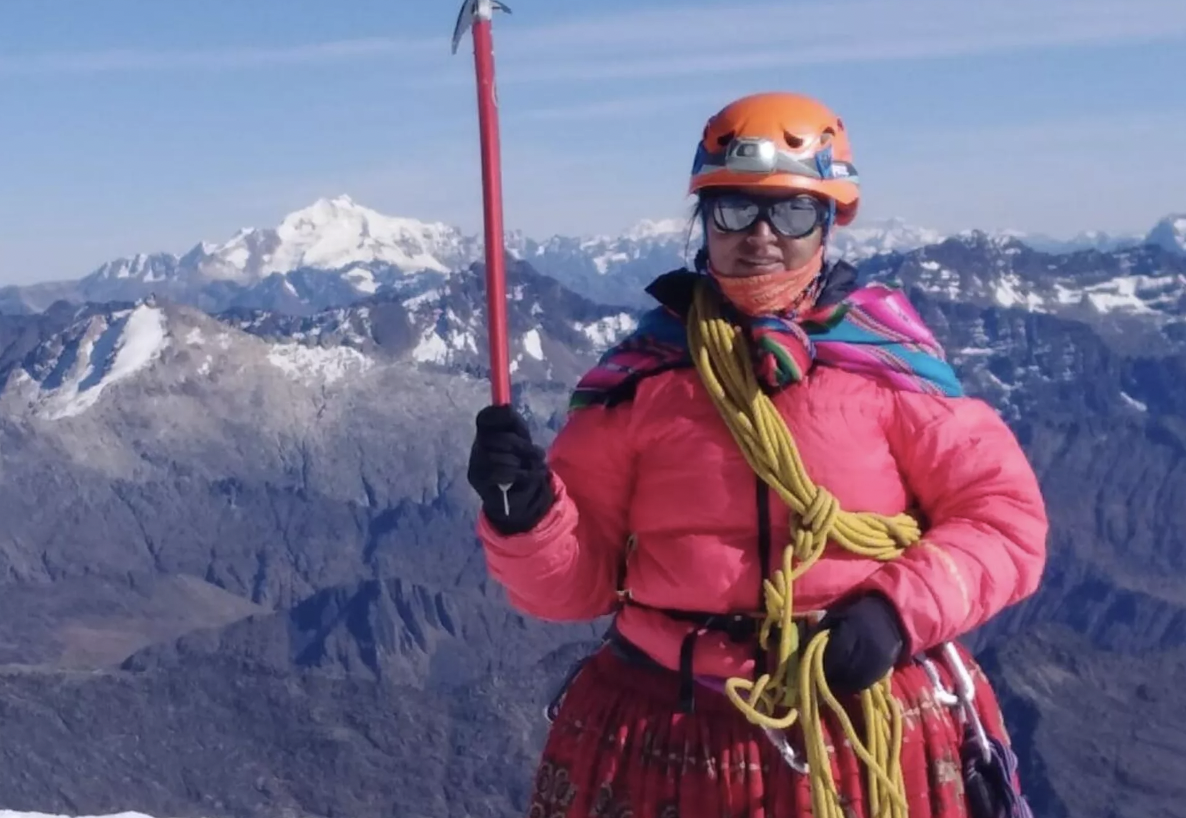 Las cholitas escaladoras han alcanzado las cimas del Acotango, de 6.050 metros, el Parinacota, de 6.350 metros, el Pomarapi, de 6.248 metros, y el Sajama, de 6.542 metros, entre otras. Las cholitas escaladoras han alcanzado las cimas del Acotango, de 6.050 metros, el Parinacota, de 6.350 metros, el Pomarapi, de 6.248 metros, y el Sajama, de 6.542 metros, entre otras.