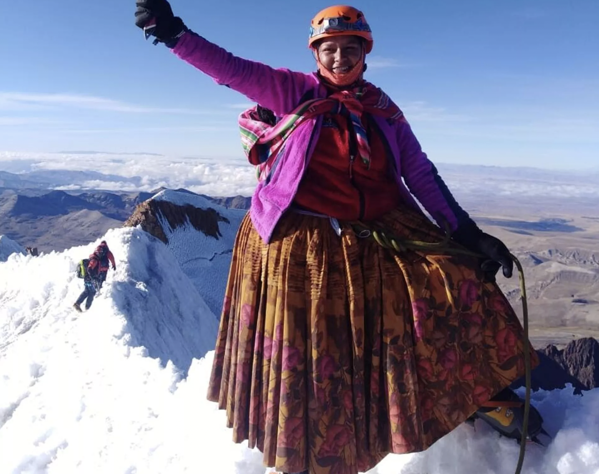 Cuatro cholitas escaladoras están reuniendo recursos para viajar en 2025 al Everest, de 8,849 metros Cuatro cholitas escaladoras están reuniendo recursos para viajar en 2025 al Everest, de 8,849 metros