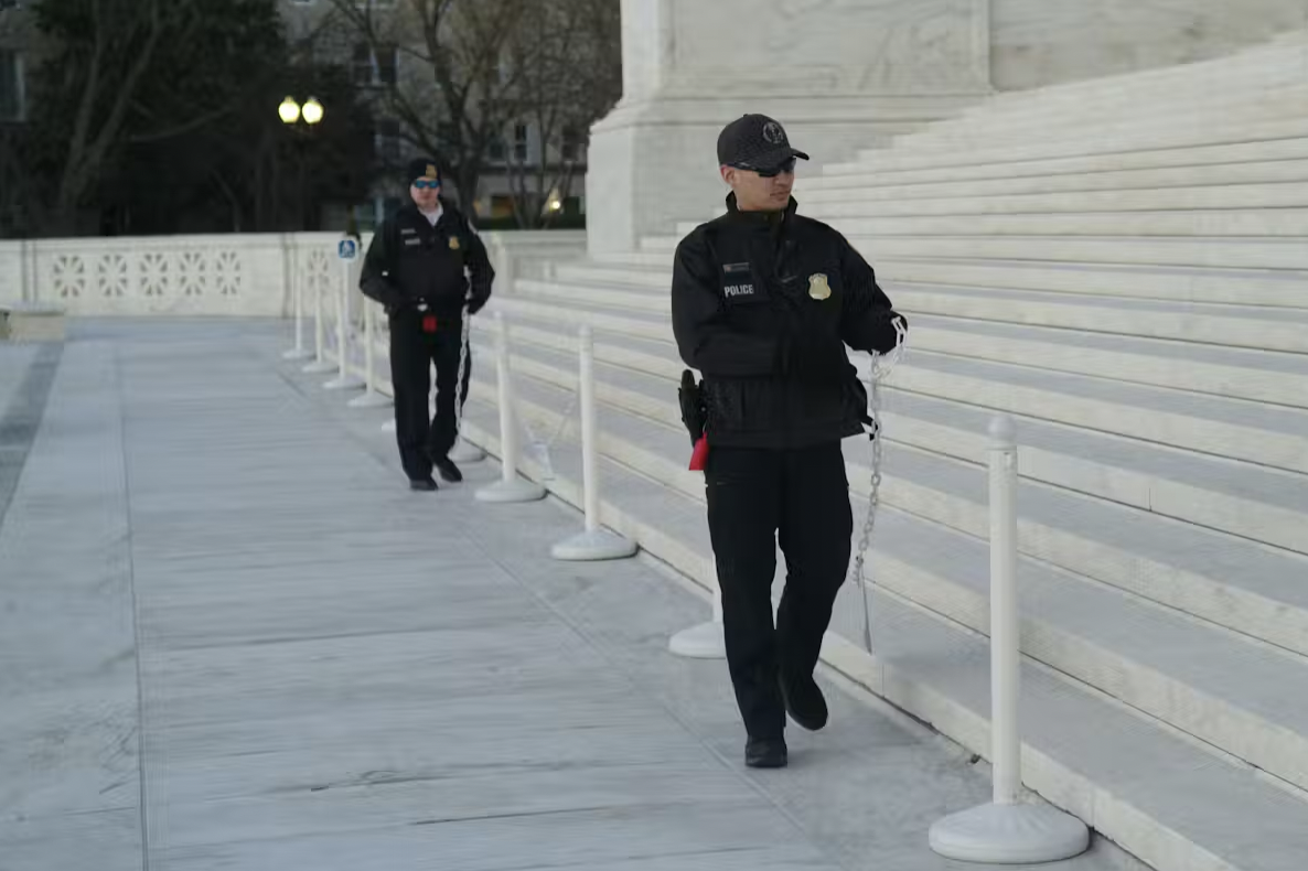 La policía instaló barreras de seguridad en el edificio de la Corte Suprema de Estados Unidos antes de un caso sobre el ex presidente Donald Trump en febrero de 2024. Philip Yabut/Alamy La policía instaló barreras de seguridad en el edificio de la Corte Suprema de Estados Unidos antes de un caso sobre el ex presidente Donald Trump en febrero de 2024. Philip Yabut/Alamy