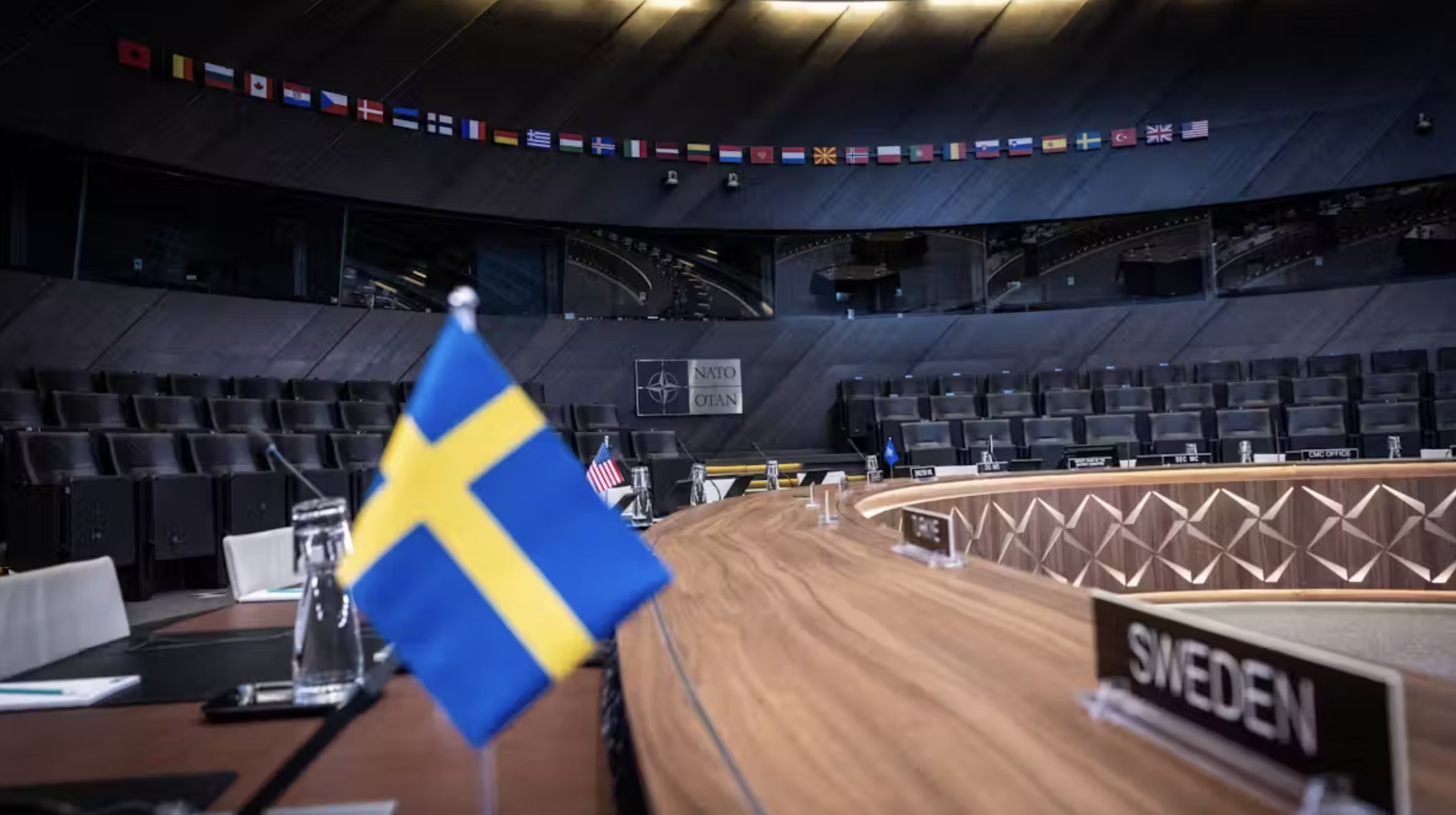 Bandera de Suecia en la sala de reuniones de la sede de la OTAN. Bandera de Suecia en la sala de reuniones de la sede de la OTAN.