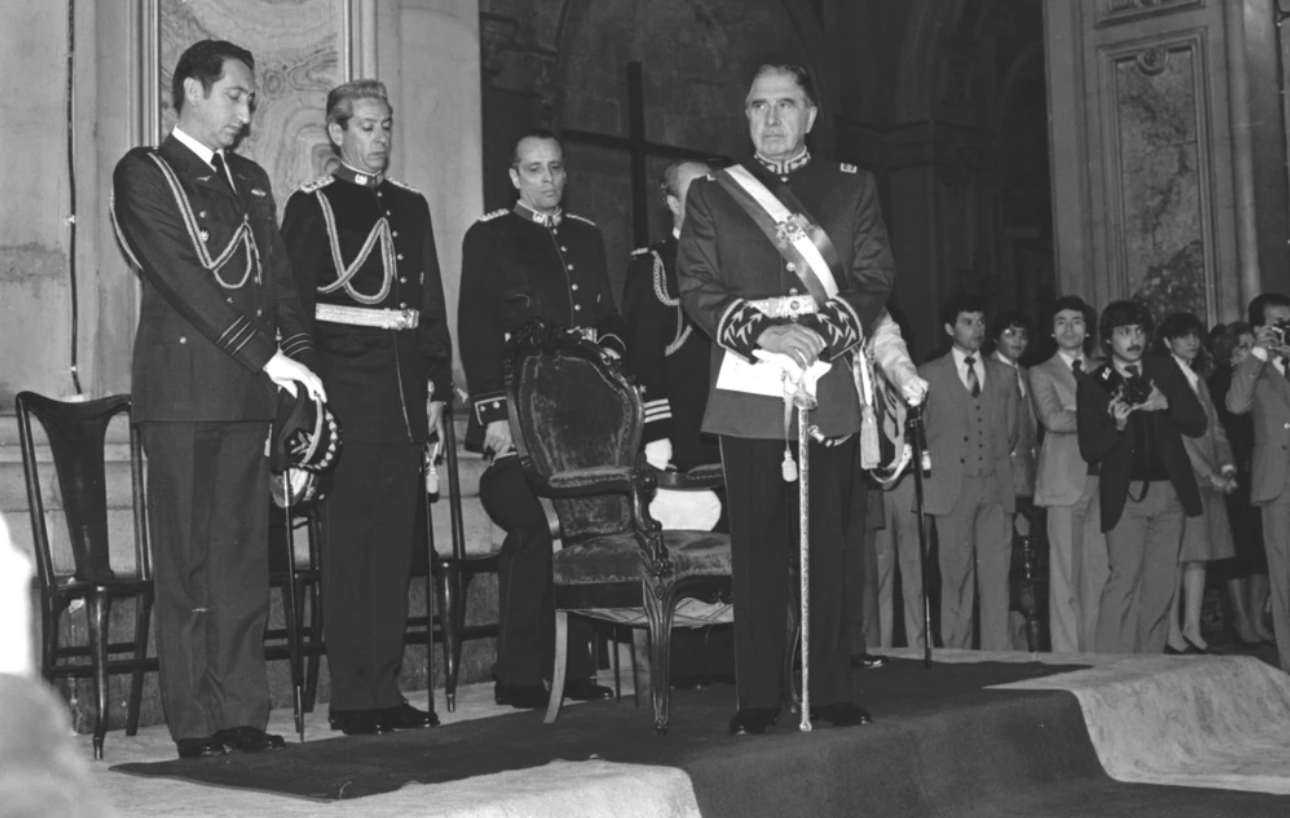 La relación entre la dictadura de Augusto Pinochet y el instituto de São Paulo ha sido descrita durante mucho tiempo por los tribunales y la prensa chilena. La relación entre la dictadura de Augusto Pinochet y el instituto de São Paulo ha sido descrita durante mucho tiempo por los tribunales y la prensa chilena.