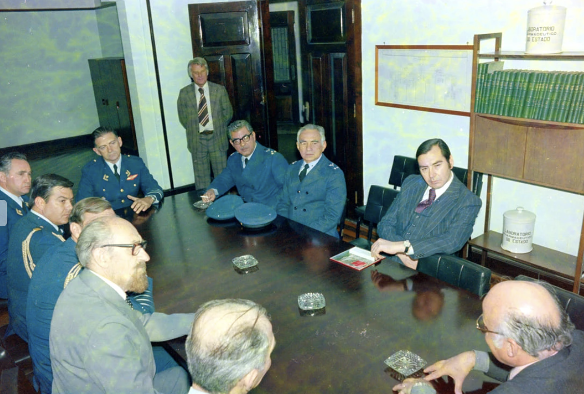 Directivos del Instituto Butantan con militares chilenos y brasileños Directivos del Instituto Butantan con militares chilenos y brasileños