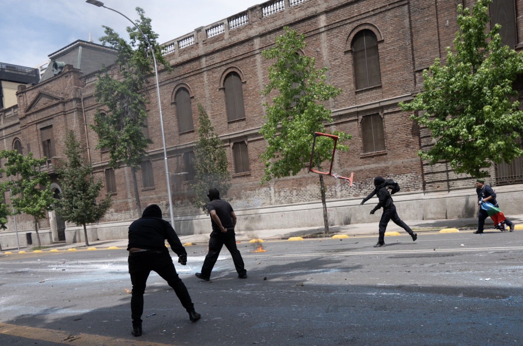Los manifestantes arrojan objetos a las fuerzas especiales en Av. Portugal. (Foto: Ike Wood / Interferencia.cl)