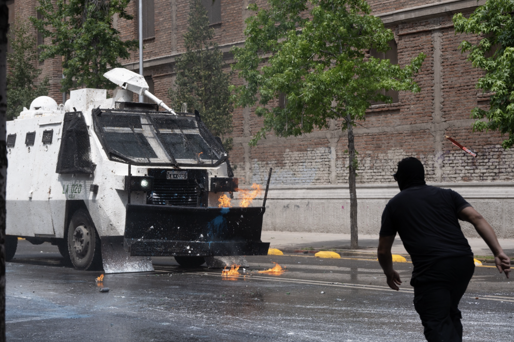 Cócteles Molotov y piedras golpean a vehículos de fuerzas especiales a medida que la gran marcha se torna caótica. (Foto: Ike Wood / Interferencia.cl)