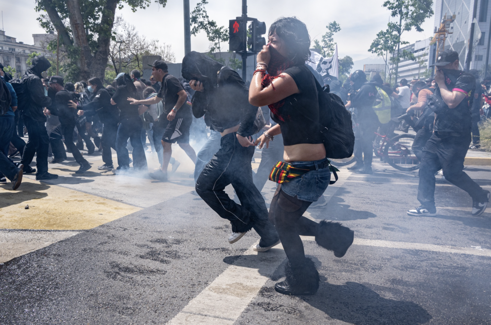 Multitudes de manifestantes sufren los efectos del gas lacrimógeno y los cañones de agua mientras los carabineros reclaman el tránsito de la Alameda. (Foto: Ike Wood / Interferencia.cl)