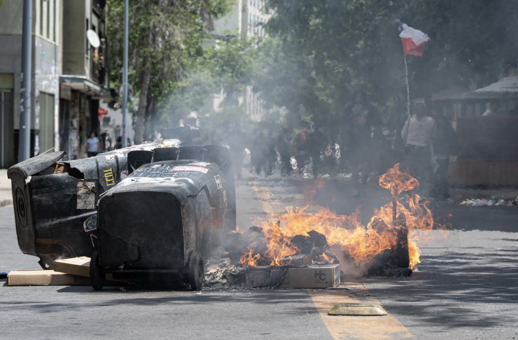 Pilas de basura se encienden en la calle para retrasar el avance de los carabineros. (Foto: Ike Wood / Interferencia.cl)
