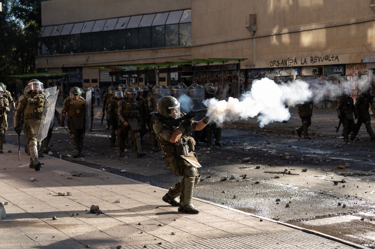 Miembro de Fuerzas Especiales lanzando bomba lacrimógena este viernes en los alrededores de Plaza Italia. Foto: Javier Godoy