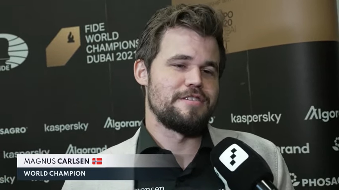 Carlsen atendiendo a la prensa al final del juego. Carlsen atendiendo a la prensa al final del juego.