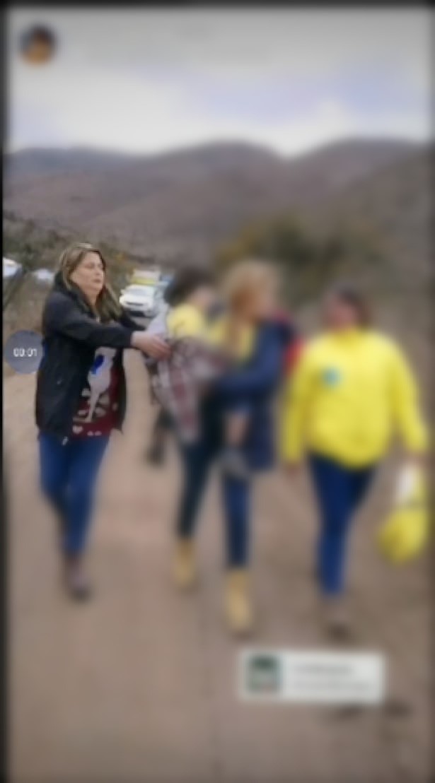 Foto de pantalla del video de la Historia Instagram de Cathy Barriga, donde se ve a Fuentes abrigando al hijo de la alcaldesa. La imagen fue difuminada para proteger la identidad del menor.