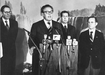 Claro detrás de Henry Kissinger. Claro detrás de Henry Kissinger.
