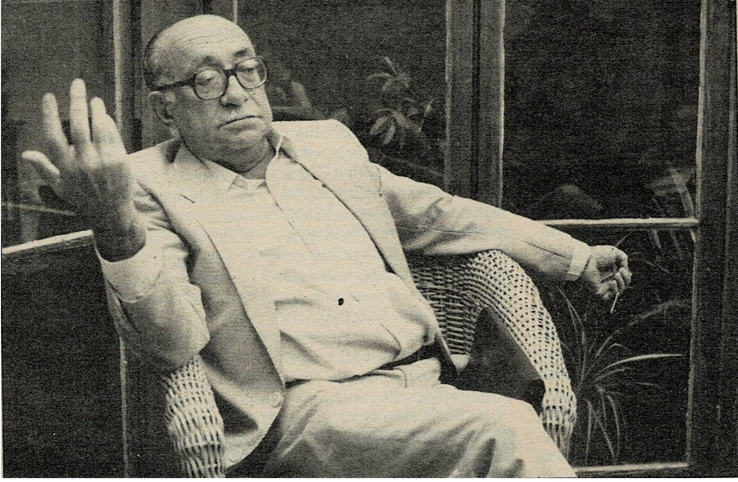 Don Cloro sentado con la mano levantada, periódico “UyL”, abril-mayo de 1990, (fotografía de Jaime Muñoz). Don Cloro sentado con la mano levantada, periódico “UyL”, abril-mayo de 1990, (fotografía de Jaime Muñoz).