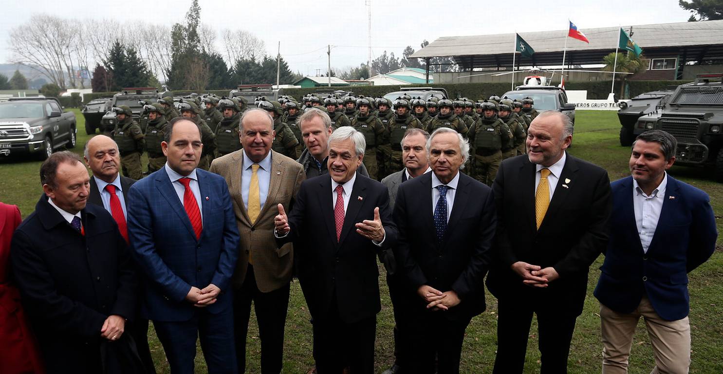 Felipe Kast junto a Sebastián Piñera y otras autoridades en la presentación del Comando Jungla