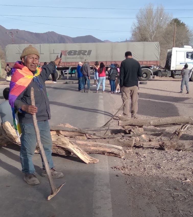 Comunidades han cortado caminos para protestar en contra de la nueva constitución en Jujuy, Argentina. Comunidades han cortado caminos para protestar en contra de la nueva constitución en Jujuy, Argentina.