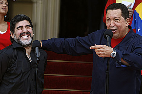 Maradona junto a Hugo Chávez