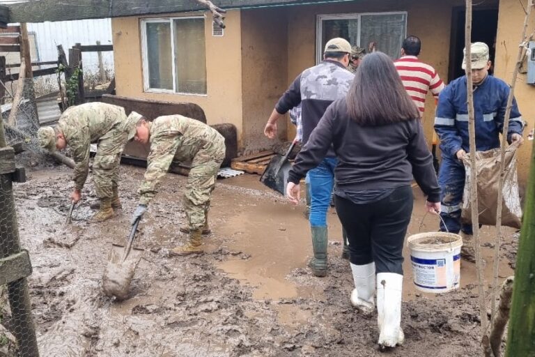 Con el correr de los días el agua en las localidades más afectadas de la Región del Maule ha descendido. Ahora comienzan las labores de limpieza y reparación. Foto: Ejército de Chile.