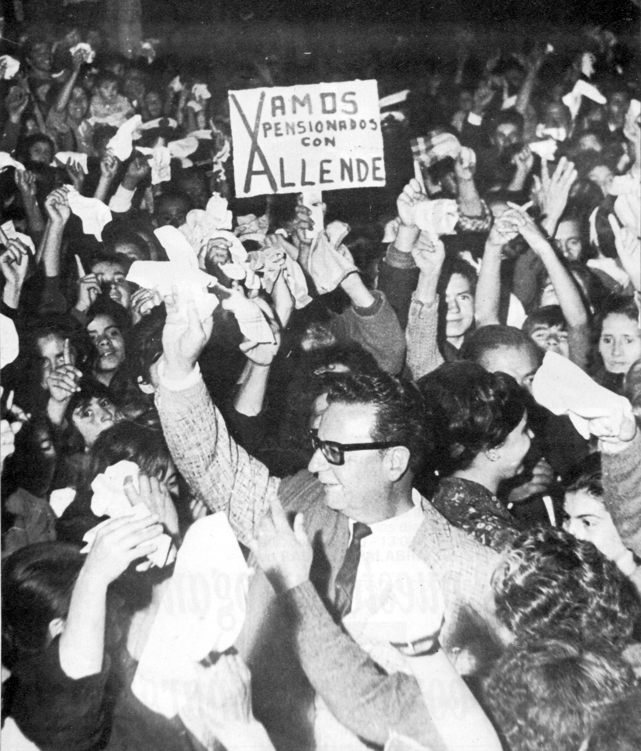 Salvador Allende con los jubilados