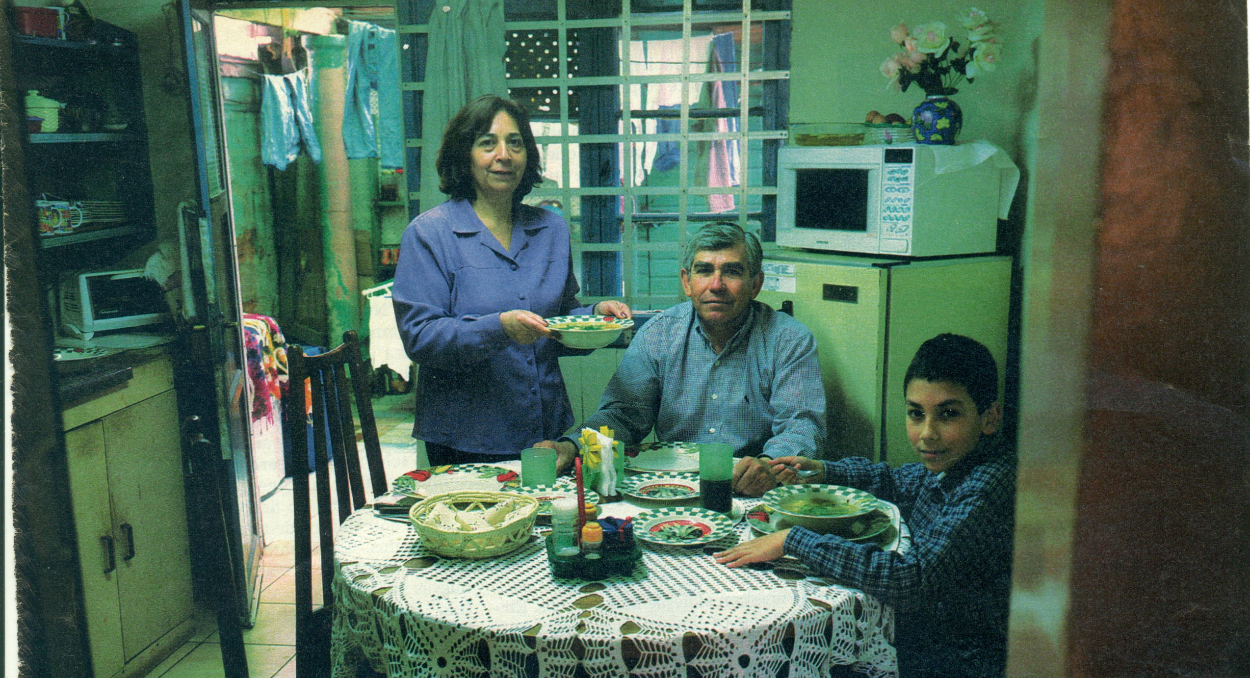 Daniel Céspedes, en su casa de Rancagua, con su esposa y su hijo. Daniel Céspedes, Erika y Erik