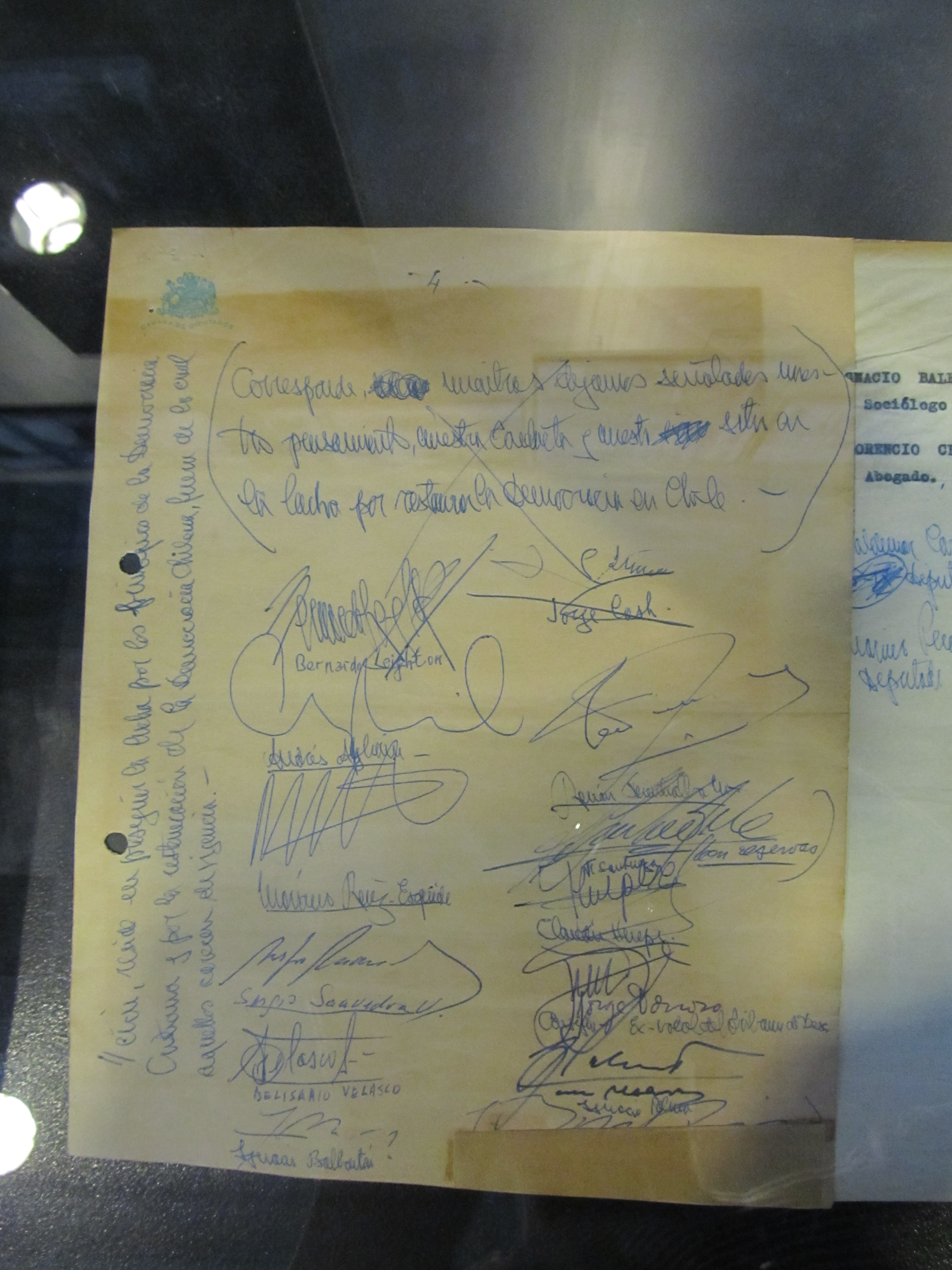 Declaración pública del Grupo de los 13 en que rechazan el golpe de Estado. En la esquina inferior derecha, se aprecia como con un trozo de papel fue cubierto el 'firmante 14', José Piñera Carvallo. Foto: Museo de la Memoria y los Derechos Humanos. Declaración del Grupo de los 13