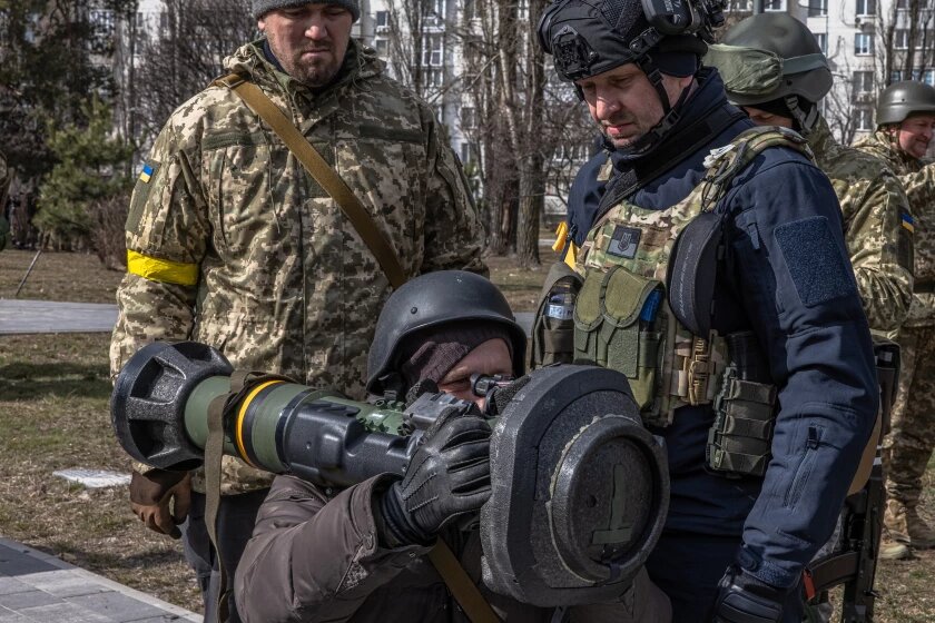 Militares ucranianos operando una FGM-148 Javelin de fabricación estadounidense