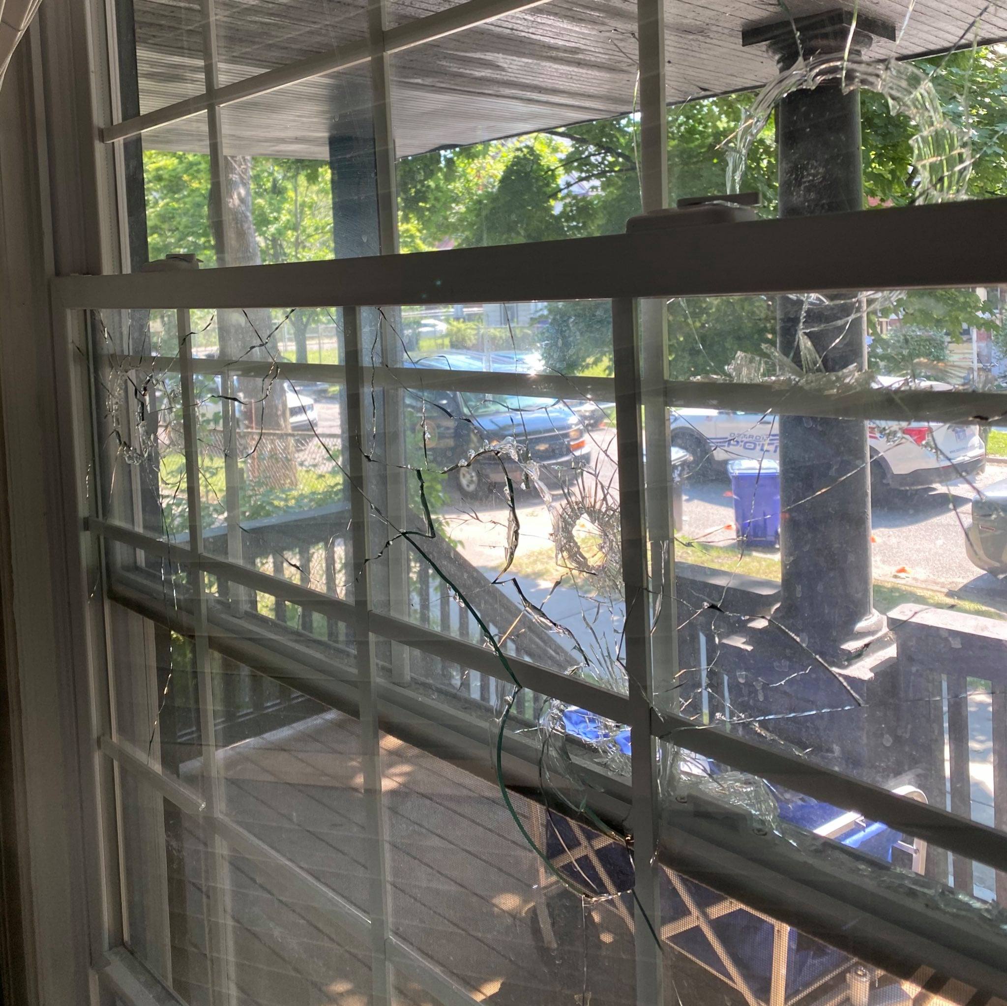Ventana en la casa de Hayes y Burton después de los disparos Ventana en la casa de Hayes y Burton después de los disparos