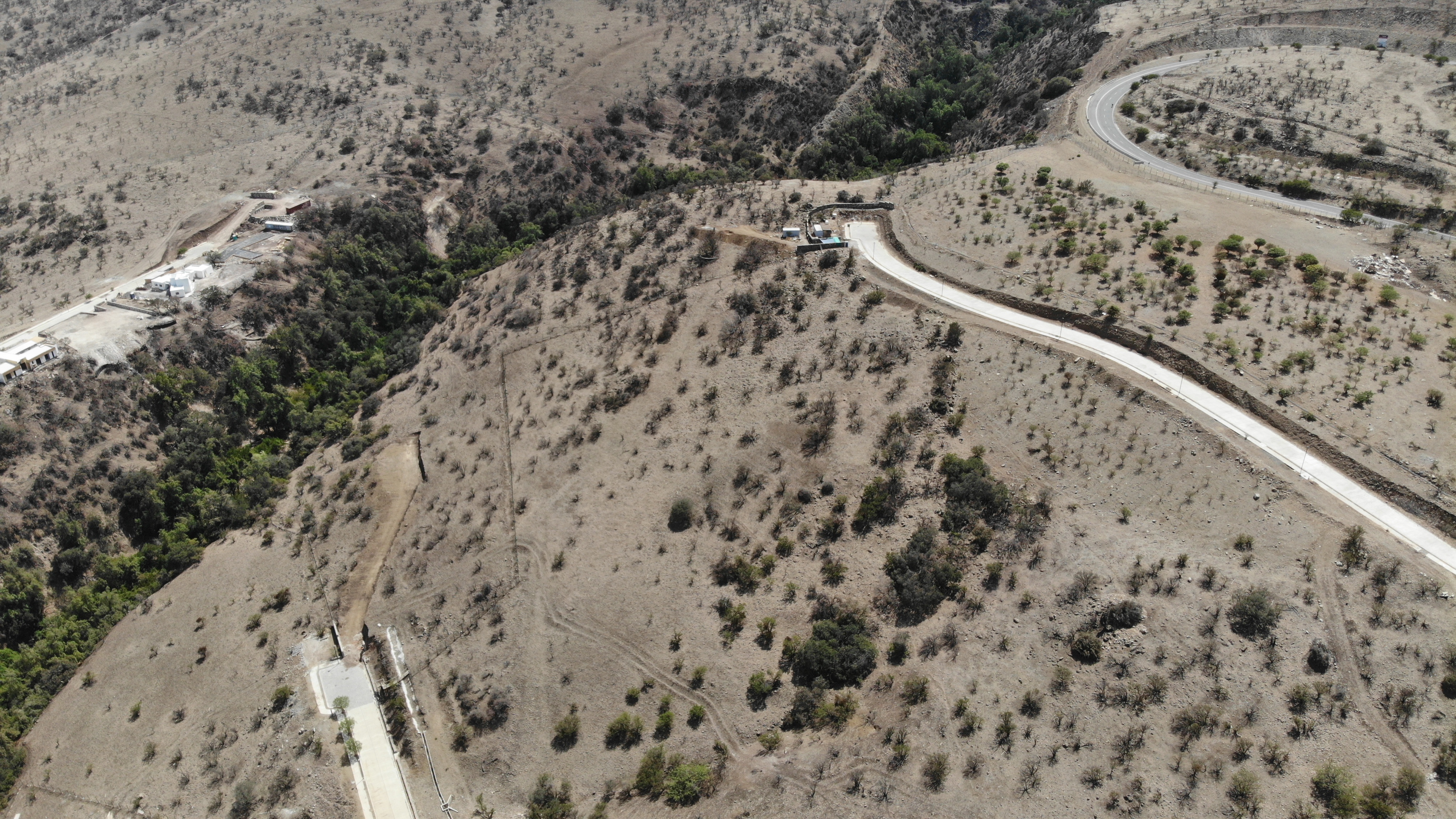 El proyecto considera subdivisiones de terrenos y caminos de servidumbre. El proyecto considera subdivisiones de terrenos y caminos de servidumbre.