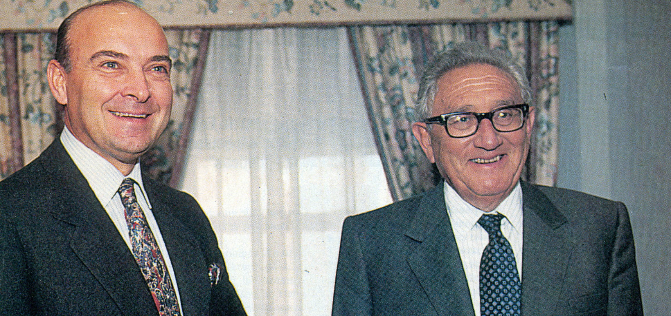 Domingo Cavallo. el ministro de Hacienda de Menem, con Henry Kissinger, feliz con el modelo económico elegido por el gobierno argentino. Domingo Cavallo. el ministro de Hacienda de Menem, con Henry Kissinger, feliz con el modelo económico elegido por el gobierno argentino.