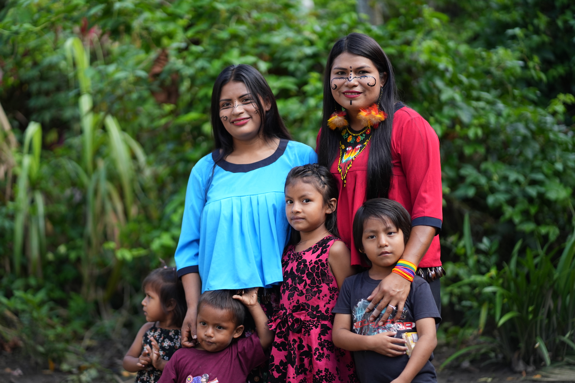 Teresa Chiriapa junto a su cuñada Selena Cujii, hijos y sobrinos. Foto: Sebastián Espín / Conservación Internacional Ecuador